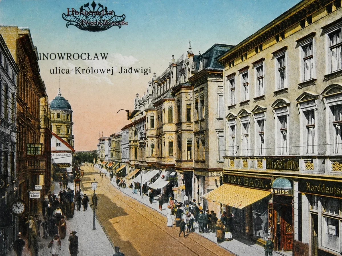 Historyczna fotografia ulicy Królowej Jadwigi w Inowrocławiu około 1920 roku z widocznym zegarem zakładu zegarmistrzowskiego w miejscu naszej obecnej pracowni