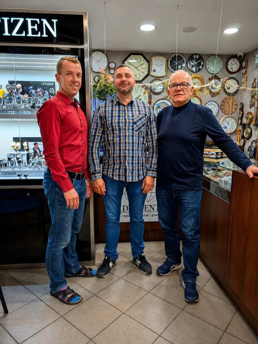 Zespół zegarmistrzów Diament podczas pracy w serwisie zegarków w Inowrocławiu